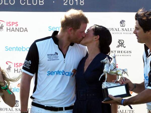 Le prince Harry et Meghan Markle s'embrassent après la victoire de l'équipe du duc de Sussex, à la coupe de polo ISP Hanes de Sentebale, au Royal Berkshire Polo Club, à Windsor, le 26 juillet 2018.
