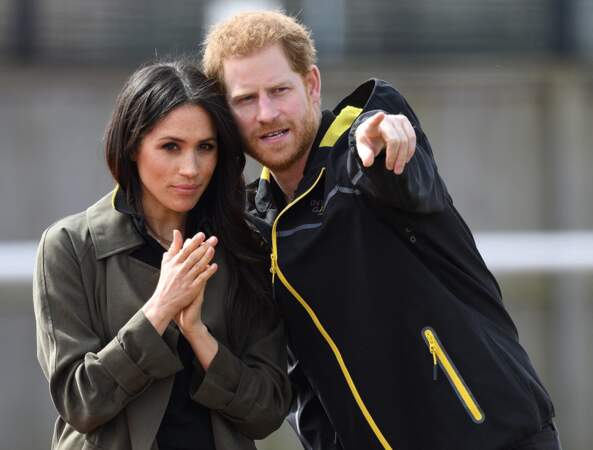 Le prince Harry en pleine explication avec sa fiancée, lors d'une rencontre avec des athlètes des Invictus Games, à l'université de Bath, le 6 avril 2018.