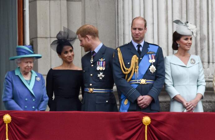 La reine Elisabeth II d'Angleterre, Meghan Markle, le prince Harry, le prince William et Kate Middleton, réunis lors de la parade aérienne de la RAF, pour le centième anniversaire, au palais de Buckingham, à Londres, le 10 juillet 2018...