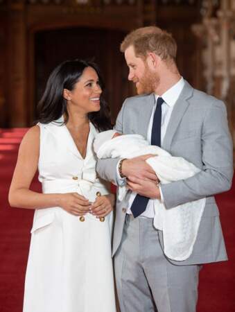 Le 6 mai 2019, Meghan Markle accouche d'un petit garçon, prénommé Archie Harisson Mountbatten-Windsor. Le couple présente leur fils, dans  le hall St George, au château de Windsor, le 8 mai 2019.