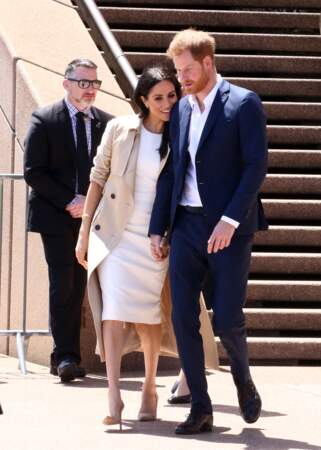 Petit moment d'intimité entre Meghan Markle et son mari, le prince Harry, à l'opéra de Sydney, le premier jour de leur première tournée officielle en Australie, le 16 octobre 2018. La veille, la nouvelle est révélée : la duchesse de Sussex est enceinte de son premier enfant.
