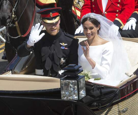 Le prince Harry, duc de Sussex, et Meghan Markle, duchesse de Sussex, en calèche, après la cérémonie de leur mariage au château de Windsor, le 19 mai 2018.
