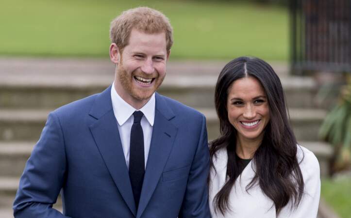 Deux mois plus tard, le 27 novembre 2017, le couple annonce leurs fiançailles et pose à Kensington palace.