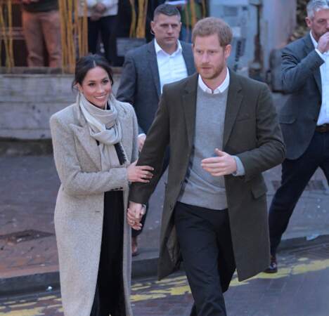 Le prince Harry et Meghan Markle, main dans la main, quittent la station de radio "Reprezent", dans le quartier de Brixton, à Londres, le 9 janvier 2018.