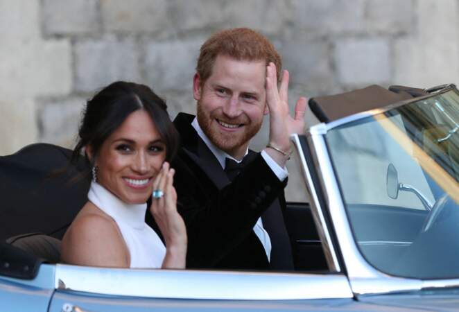 Les mariés quittent le château de Windsor, à bord d'une Jaguar Type E cabriolet, en tenue de soirée,  après leur cérémonie de mariage, pour se rendre à la réception à "Frogmore House", à Windsor, le 19 mai 2018.