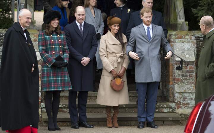 Le 25 décembre 2017, la famille royale d'Angleterre arrive à la messe de Noël à l'église Sainte-Marie-Madeleine, à Sandringham. Meghan Markle et le prince Harry sont aux côtés du prince William et de sa femme enceinte, Kate Middleton.