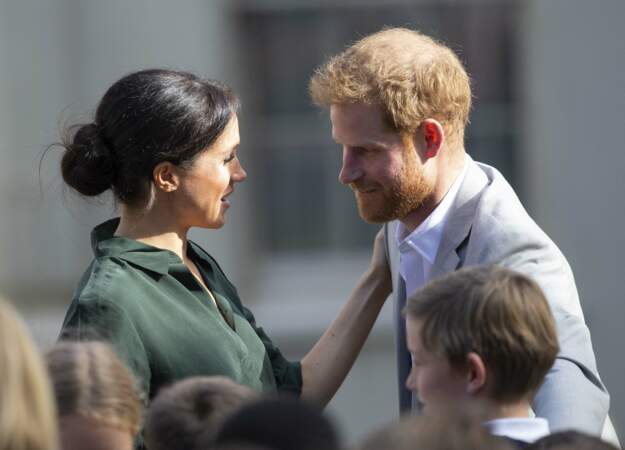 Le prince Harry et Meghan Markle sont accueillis par des enfants lors de leur visite au Brighton Pavilion, à Brighton, le 3 octobre 2018.