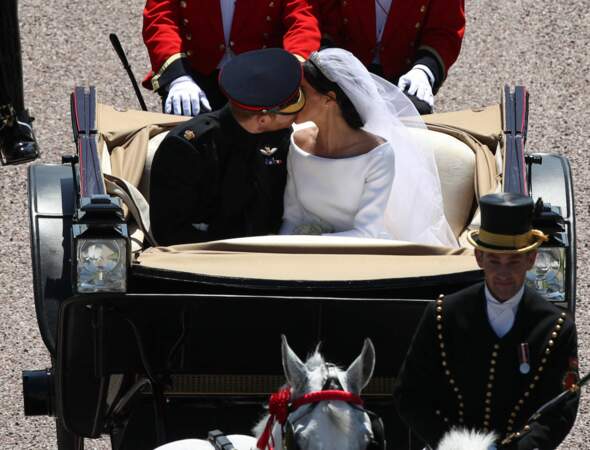 Le prince Harry, duc de Sussex, et Meghan Markle, duchesse de Sussex, en calèche à la sortie du château de Windsor, après leur mariage, le 19 mai 2018.