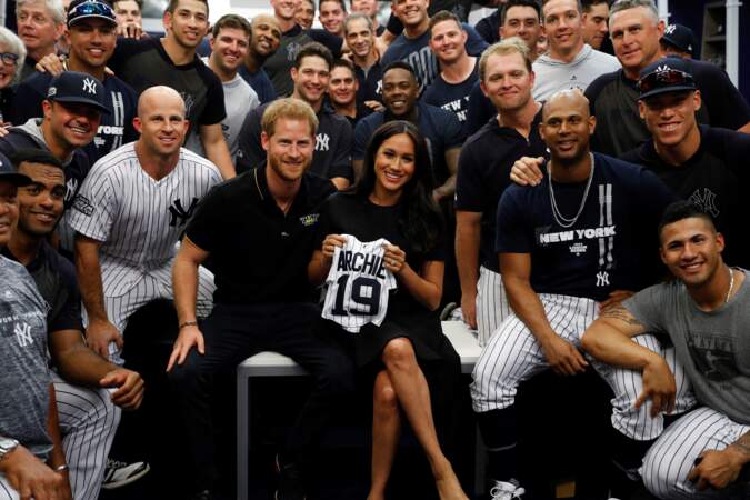Le couple royal a reçu en cadeau pour leur fils Archie, un maillot floqué "Archie", de la part des équipes de baseball "Boston Red Sox" et "New York Yankees".