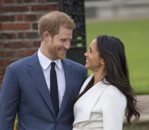 Le Prince Harry et Meghan Markle posent à Kensington Palace, après l'annonce de leur mariage prévu au printemps 2018, à Londres, le 27 novembre 2017.
