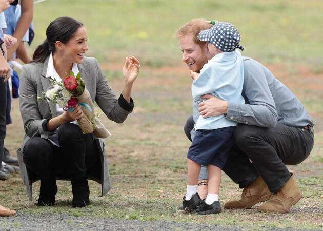 Ils ont vécu un adorable moment lorsqu'un petit garçon de 5 ans a sauté dans les bras du prince, avant de faire un câlin à la duchesse à leur arrivée à Dubbo, le 17 octobre 2018.