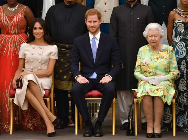 Meghan Markle, le prince Harry et la reine Elisabeth II d'Angleterre, à la cérémonie "Queen's Young Leaders Awards", au palais de Buckingham, à Londres, le 26 juin 2018. 