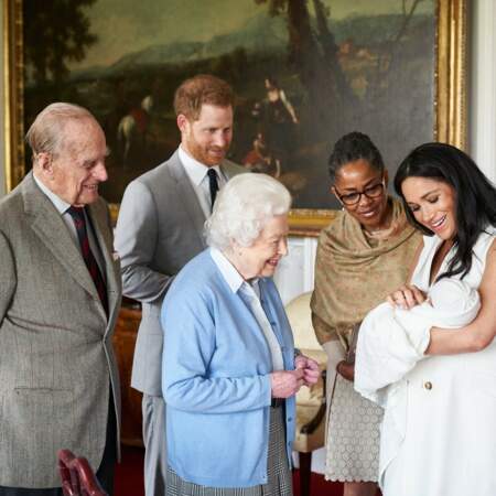  Le prince Philip, duc d'Edimbourg, la reine Elisabeth II d'Angleterre, Doria Ragland, la mère de Meghan, le prince Harry et Meghan Markle, et leur fils Archie Harrison Mountbatten-Windsor, à Windsor, le 7 mai 2019.