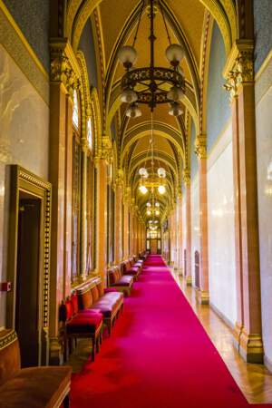 L’immense palais du peuple magyar 