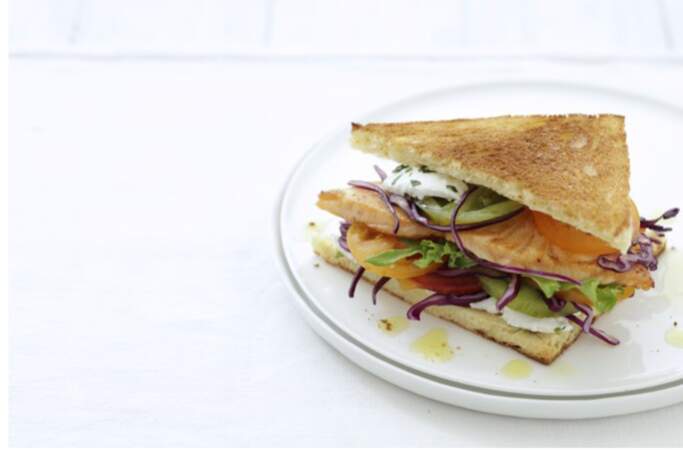 Club sandwich saumon écossais Label Rouge au chèvre frais comme un burger
