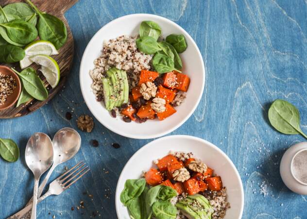 Healthy bowl au quinoa, fèves et avocat