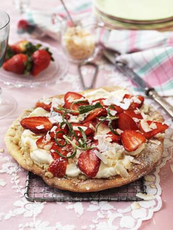 Pizza sucrée aux fraises, amandes et romarin