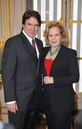 En décembre 2011, c'est accompagnée de son mari, Tony Scotti, que Sylvie Vartan a reçu les insignes de Commandeur dans l'ordre des Arts et des Lettres par Frédéric Mitterrand, ministre de la Culture.