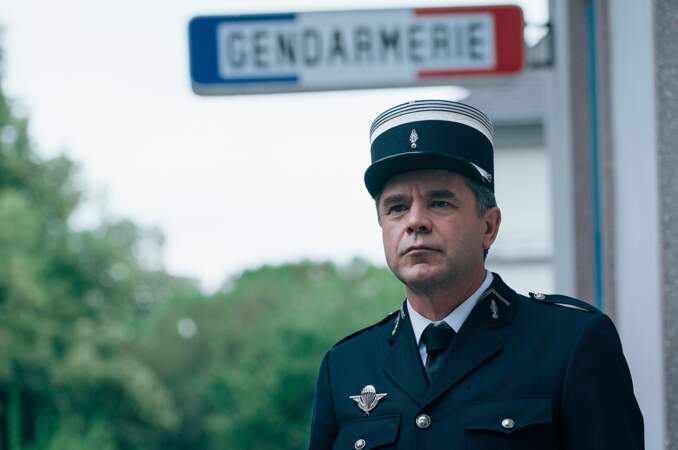 Guillaume De Tonquédec incarne Etienne Sesmat, le jeune commandant de gendarmerie à Épinal, 30 ans au moment des faits.