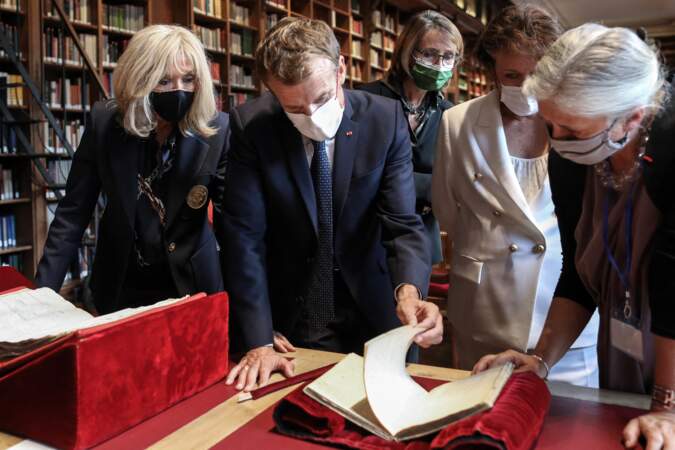 Brigitte et Emmanuel Macron, accompagnés de Roselyne Bachelot, sur le site Richelieu