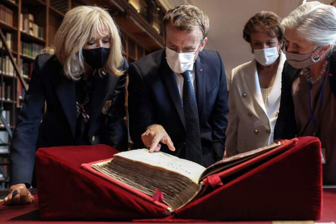 Brigitte et Emmanuel Macron, accompagnés de Roselyne Bachelot, sur le site Richelieu