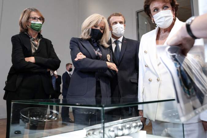 Emmanuel et Brigitte Macron tactiles : leurs gestes tendres en public