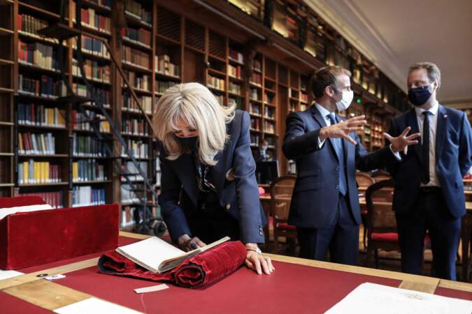 Emmanuel et Brigitte Macron tactiles : leurs gestes tendres en public