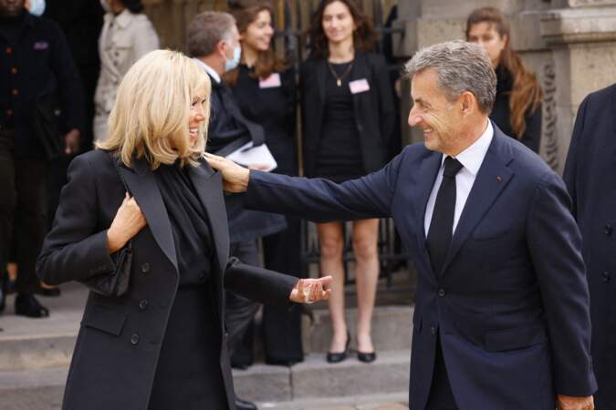 Brigitte Macron et Nicolas Sarkozy à la sortie de la messe funéraire en hommage à Bernard Tapie