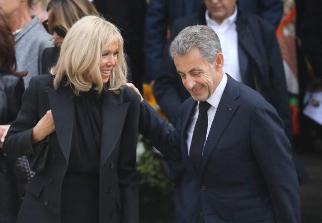 Brigitte Macron et Nicolas Sarkozy à la sortie de la messe funéraire en hommage à Bernard Tapie