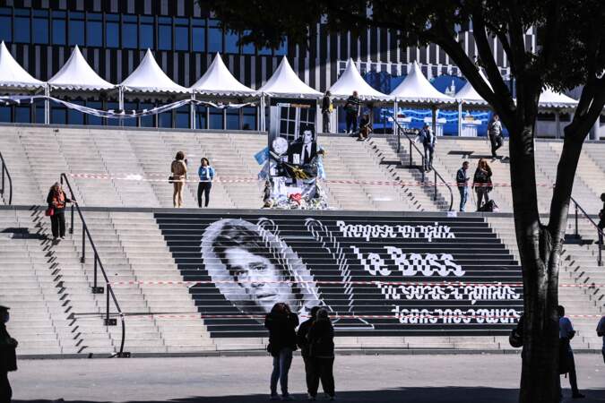 Ces quelques mots sont inscrits en hommage à Bernard Tapie devant le stade Vélodrome : "Repose en paix le boss. Tu seras à jamais dans nos cœurs."