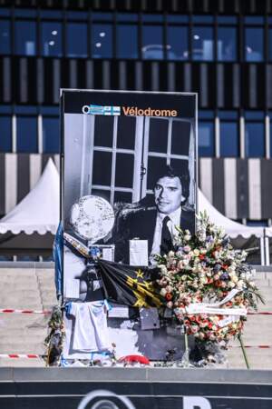 Des maillots de l'OM ainsi qu'une gerbe de fleurs ont été déposés devant le stade Vélodrome de Marseille, en hommage à Bernard Tapie 