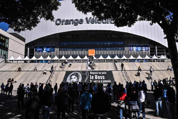 Les supporters de l'OM s'amassent devant le stade Vélodrome pour rendre hommage à Bernard Tapie