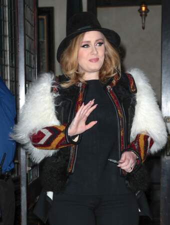 Adele saluant des fans en novembre 2015