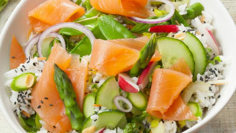 Salade de riz au saumon fumé et petits légumes