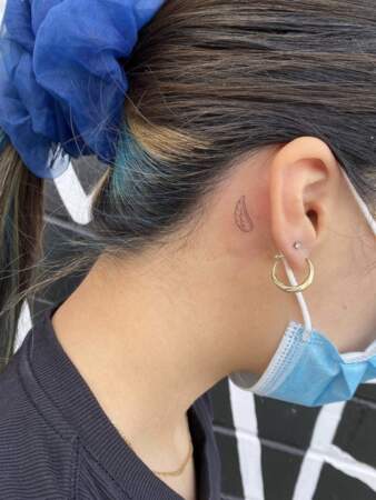 Un tatouage derrière l'oreille