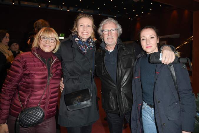 Alexandra, entouré de ses parents Michèle et Michel Lamy, et de sa sœur Audrey, lors de la représentation de la pièce "Les Monologues du Vagin", en mars 2018.