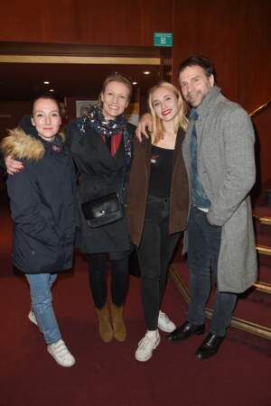 Audrey Lamy, Alexandra Lamy, Chloé Jouannet et son père Thomas Jouannet à la représentation de la pièce "Les Monologues du Vagin", au théâtre le Comédia, à Paris, le 12 mars 2018.