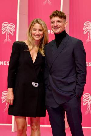 Virginie Efira et son compagnon Niels Schneider durant la seconde soirée du 4ème Canneséries, au Palais des Festivals à Cannes, le 9 octobre 2021.