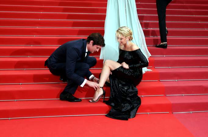 Petit incident de lacets avant la montée des marches du film "Sybil" à Cannes.