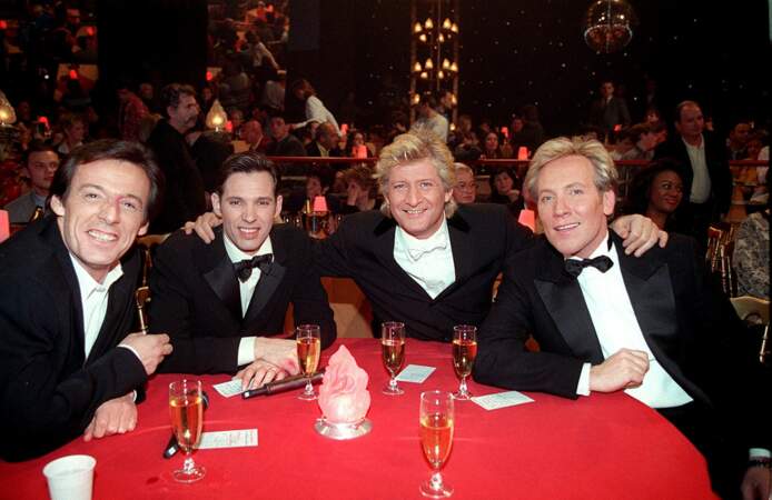 Jean-Luc Reichmann, accompagné de Paul Belmondo, Patrick Sébastien et Plastic Bertrand dans "Le Grand Cabaret" (1999)