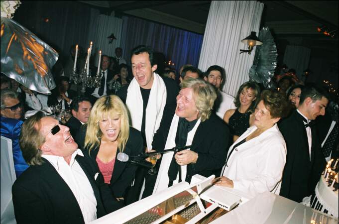 Jean-Luc Reichmann aux 50 ans de Patrick Sébastien, accompagné de sa maman Georgette, Gilbert Montagné et Nicoletta (2003)