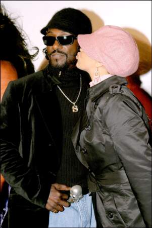 Lââm embrasse son mari Robert Suber à la première du film "Bridget Jones, l'âge de raison" à Paris,  le 3 novembre 2004.