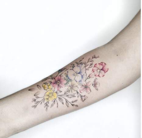 Fleurs colorées sur l'avant-bras