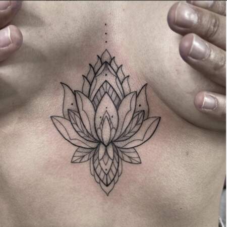 Un fleur de lotus sous la poitrine