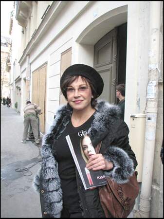 Marlène Jobert dans les rues de Paris (2007)