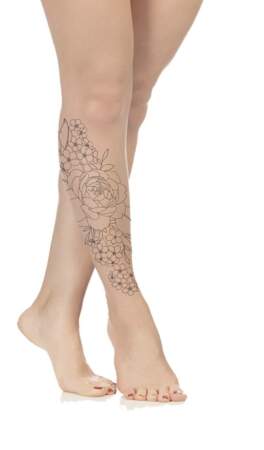Composition florale sur la jambe