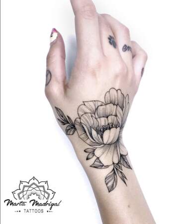 Des fleurs sur la main