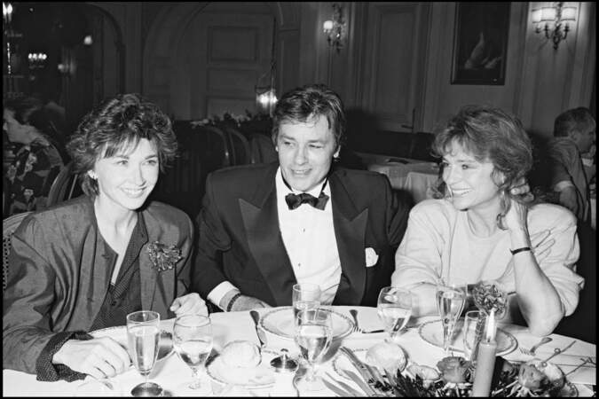 Marlène Jobert, accompagnée d'Alain Delon et Jacqueline Bisset au Fouquet's (1988)