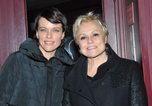 Muriel Robin et sa compagne Anne Le Nen au dernier spectacle de Guy Bedos à Paris (2013)