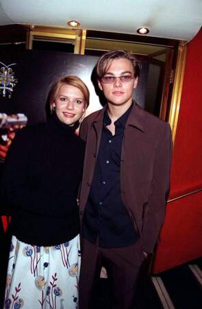 Le comédien, à l'âge de 22 ans assiste, aux côtés de sa partenaire Claire Danes, à la première du film "Roméo et Juliette", à Londres, le 28 mars 1997.